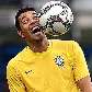 André Santos sorri em brincadeira com bola no treino da seleção brasileira André Santos sorri em brincadeira com bola no treino da seleção brasileira