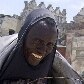 Pescador somali carrega seu peixe-espada para venda no mercado de Mogadishu