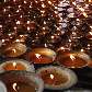 Budista acende velas em monastério de Katmandu, no Nepal Budista acende velas em monastério de Katmandu, no Nepal