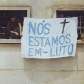Presos protestam com faixas estendidas nas janelas de suas celas