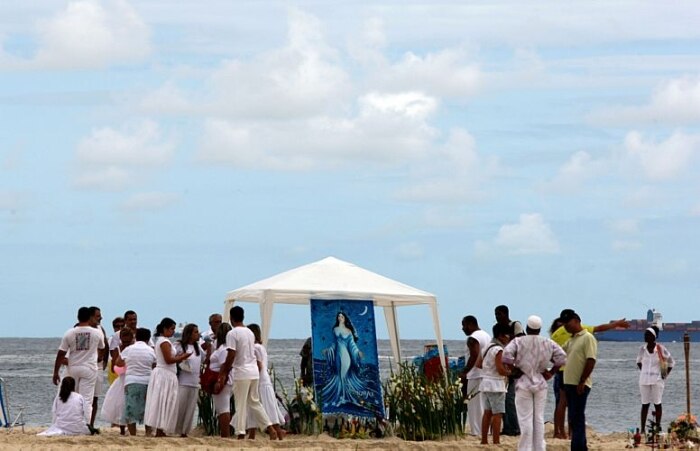 Religiosos fazem oferendas para Iemanjá