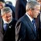 Lula observa Bush passar no preparativo para foto oficial na IV Cúpula das Américas, em 2005