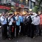 Multidão se reúne no local de uma das explosões no bairro de Dadar, em Mumbai, na quarta-feira, 13 Multidão se reúne no local de uma das explosões no bairro de Dadar, em Mumbai, na quarta-feira, 13
