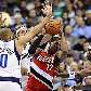 Aldridge, do Blazers, tenta passar a bola contra a tripla marcação do Dallas Mavericks Aldridge, do Blazers, tenta passar a bola contra a tripla marcação do Dallas Mavericks