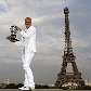 Svetlana Kuznetsova exibe o troféu de Roland Garros em frente à Torre Eiffel