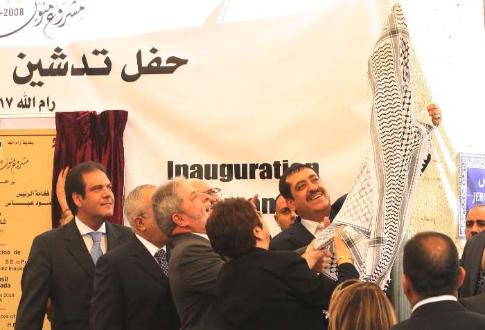 Lula inaugura a Rua Brasil, em Ramallah, na Palestina, e recebe um turbante palestino de presente