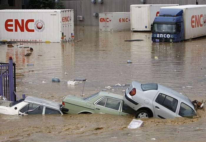 Centenas de veículos foram carregados pela água; edifícios também sofreram danos consideráveis