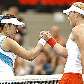 Ai Sugiyama cumprimenta Samantha Stosur