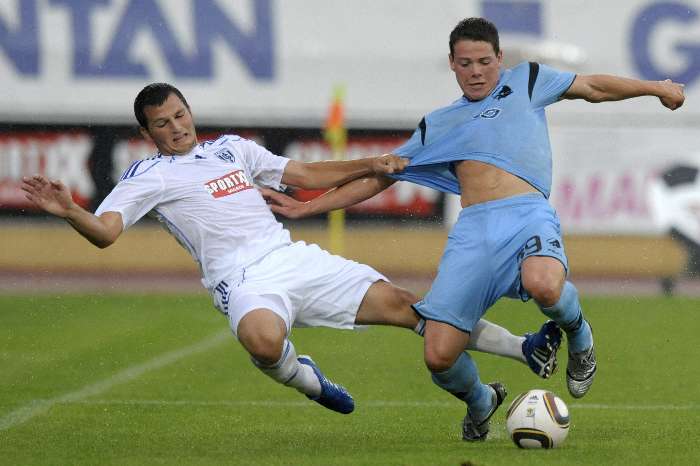 Guillaume Katz, do Lausanne, disputa a bola com Mikkel Cramer, do Randers, em jogo da Liga Europa
