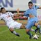 Guillaume Katz, do Lausanne, disputa a bola com Mikkel Cramer, do Randers, em jogo da Liga Europa