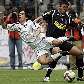 Riquelme, do Colo Colo, luta pela bola com Manso, da LDU, pela Libertadores Riquelme, do Colo Colo, luta pela bola com Manso, da LDU, pela Libertadores