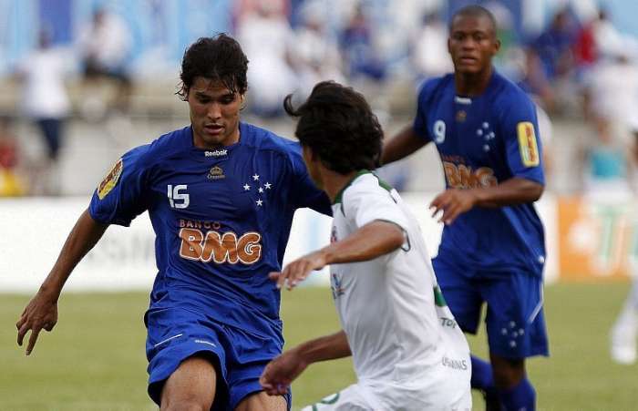 Pedro Ken disputa bola com atleta do Ipatinga em duelo pelo Campeonato Mineiro