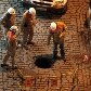 Técnicos da Light investigam bueiro na Rua Sete de Setembro, no centro do Rio