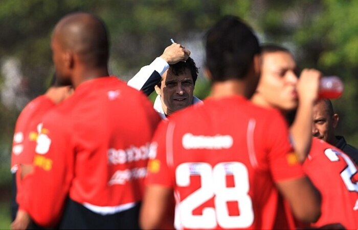 Sem Leão,  Milton Cruz comanda primeiro treino no São Paulo