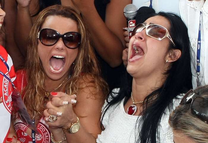 Viviane Araújo e Regina Duran, rainha e presidente da escola, acompanham juntas a apuração