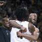 Jarrett Jack e Chris Bosh comemoram vitória do Raptors por 107 a 106 sobre o Lakers