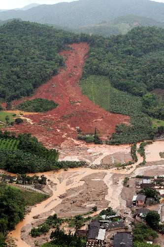 Vale ficou coberto de terra por conta de um deslizamento