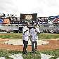 Pacquiao e Cotto posam no gramado do Yankee Stadium, em promoção da luta