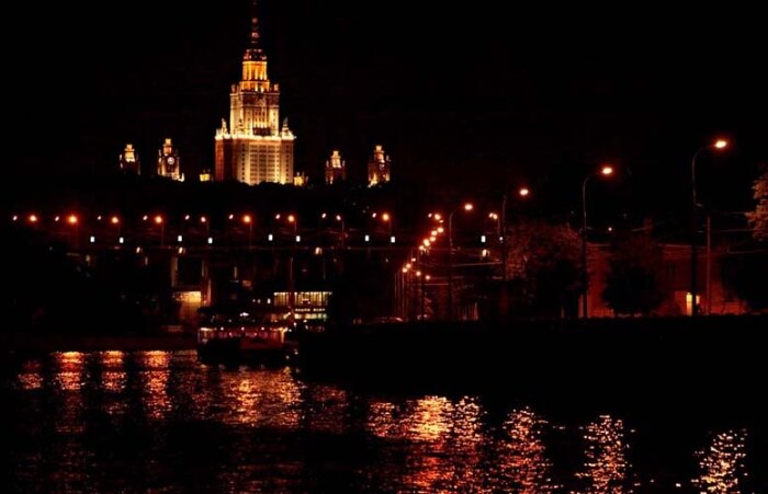 Imagem noturna da Irmã de Stalin, na qual funciona, atualmente, a Universidade de Moscou