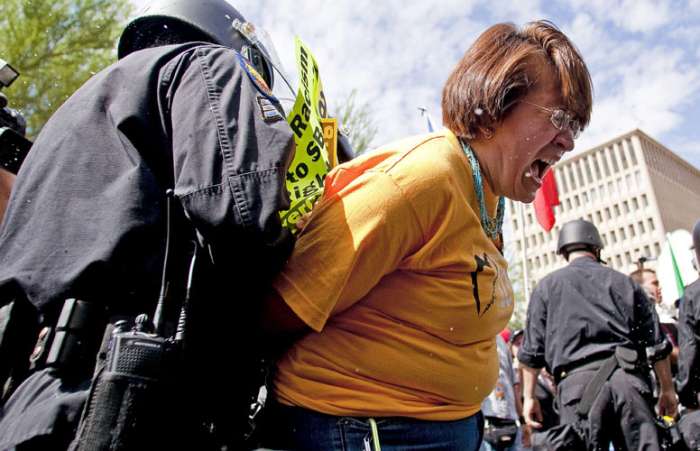 Em Phoenix, policiais detêm alguns manifestantes que são contra a lei de imigração 