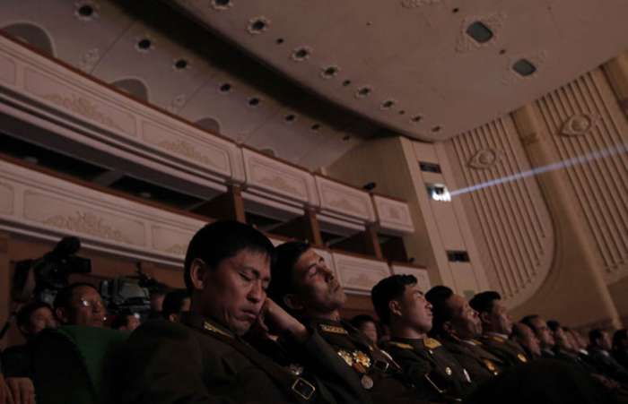 Oficiais militares norte coreanos dormem durante show para comemorar o 65º aniversário do país