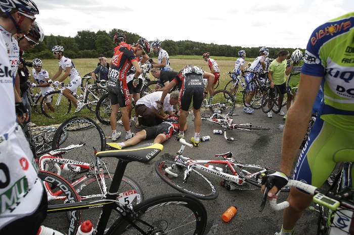Médico atende ciclistas após quedas em estágio da Volta da França
