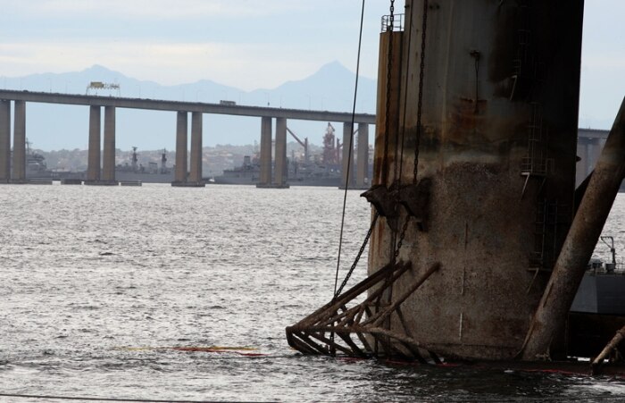 Plataforma de petróleo inclina na Baía de Guanabara