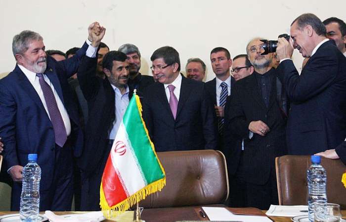 Presidentes Lula e Ahmadinejad comemoram o acordo nuclear do Irã, no Teerã