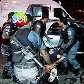 Sem qualquer cuidado, policiais carregam vítima para ambulância, depois de nova ação desastrosa Sem qualquer cuidado, policiais carregam vítima para ambulância, depois de nova ação desastrosa