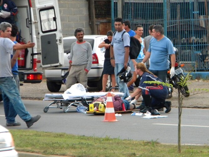 Socorristas do SAMU atendem vítima de atropelamento na avenida Ipanema, em Sorocaba.10/02/2011