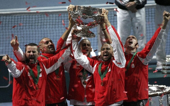 Os jogadores da Sérvia comemoram a conquista da Copa Davis, após vencerem a França por 3 a 2