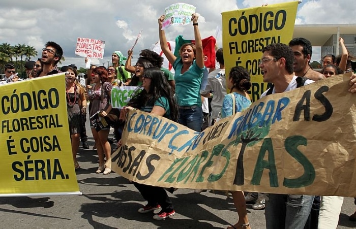 Manifestantes fazem protesto contra reformulação do Código Florestal