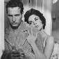 Newman abraça a atriz Liz Taylor em uma foto para o filme 
