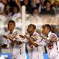 André, Robinho e Neymar dançam a classificação do Santos na Vila Belmiro