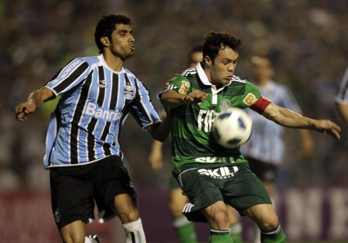 Kleber domina a bola durante empate sem gols entre Palmeiras e Grêmio