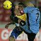 Douglas Costa, do Brasil, e Matias Aguirregaray, do Uruguai, em disputa