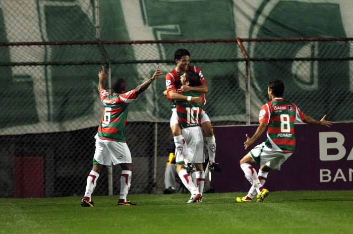 Jogadores da Portuguesa comemoram a vitória de virada sobre o Guarani