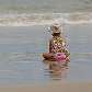 Turistas se divertem na praia neste verão Turistas se divertem na praia neste verão