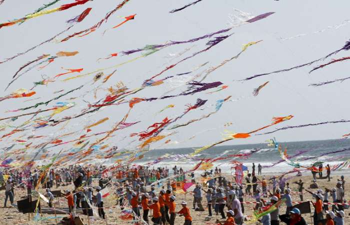 Jogos de Verão para refugiados é promovida pela ONU, que organiza o colorido nos céus de Gaza