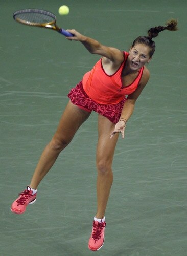Bojana Jovanovski, da Sérvia, saca em jogo contra a norte-americana Serena Williams