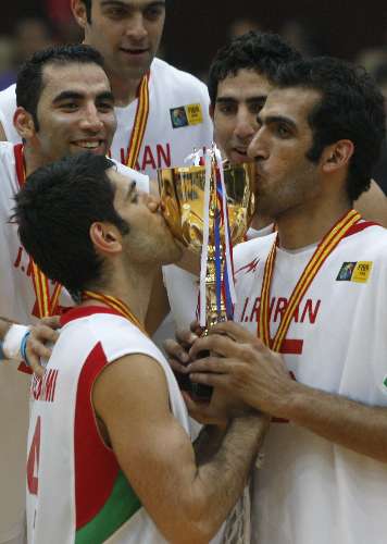 Jogadores do Irã comemoram a conquista da Eliminatória asiática do Mundial de basquete