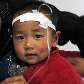 Uma das crianças que foram atacadas por homem em escola ao norte da China Uma das crianças que foram atacadas por homem em escola ao norte da China
