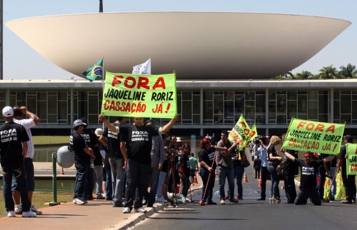 Manifestantes paravam carros para pedirem aos parlamentares votos pela cassação de Jaqueline
