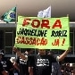 Manifestantes paravam carros para pedirem aos parlamentares votos pela cassação de Jaqueline Manifestantes paravam carros para pedirem aos parlamentares votos pela cassação de Jaqueline