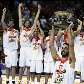 Navarro, da Espanha, ergue o troféu de campeão Europeu de Basquete