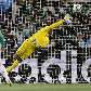 O goleiro Perez, do México, não consegue alcançar a bola depois de forte chute de Tevez