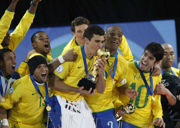 Lúcio beija a taça após Brasil conquistar a Copa das Confederações