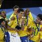 Lúcio beija a taça após Brasil conquistar a Copa das Confederações Lúcio beija a taça após Brasil conquistar a Copa das Confederações