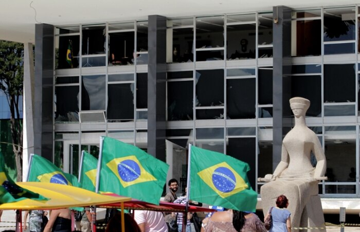 Caças quebram vidros do prédio do STF