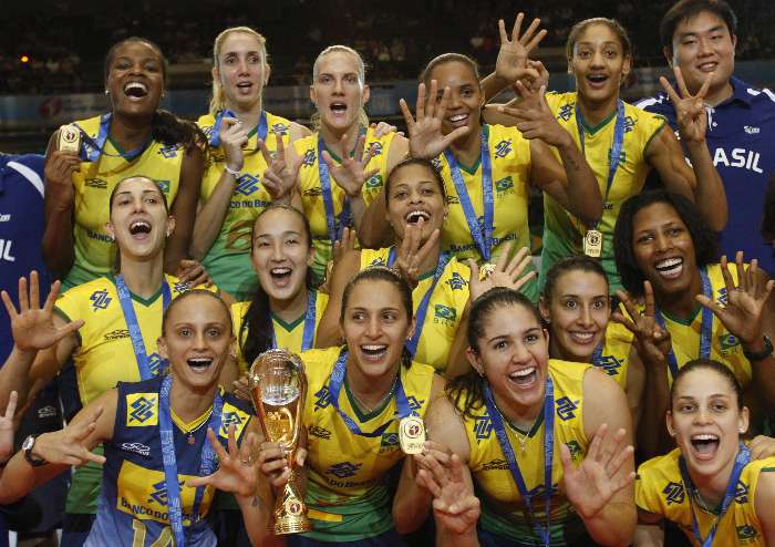 Brasileiras comemoram a conquista pela 8.ª vez do Grand Prix de vôlei